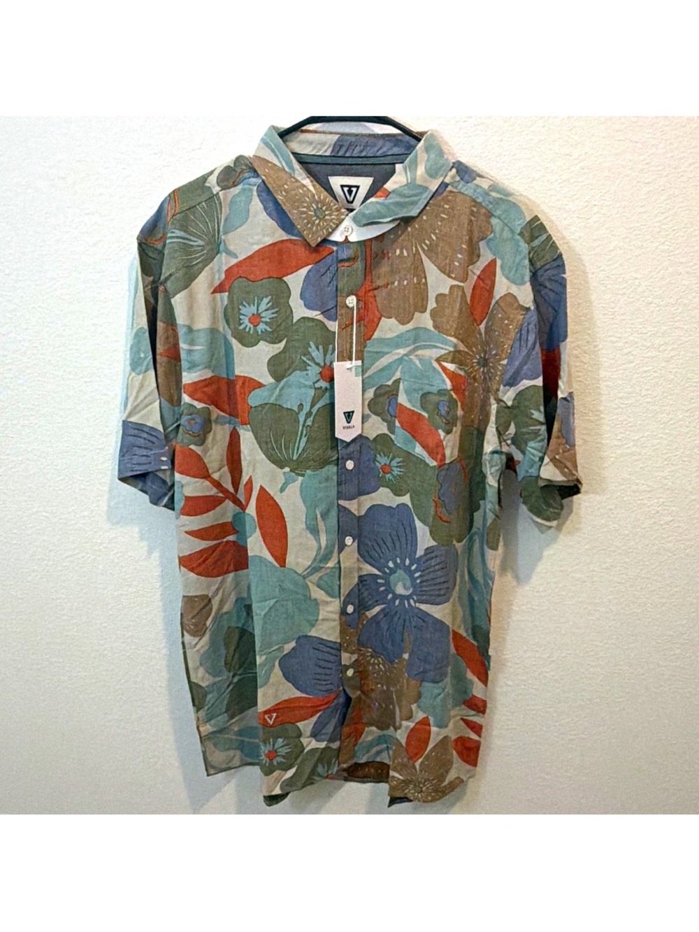 Vissla Men's XL Multicolor Floral Hawaiian Short Sleeve Button-Up Point Collar